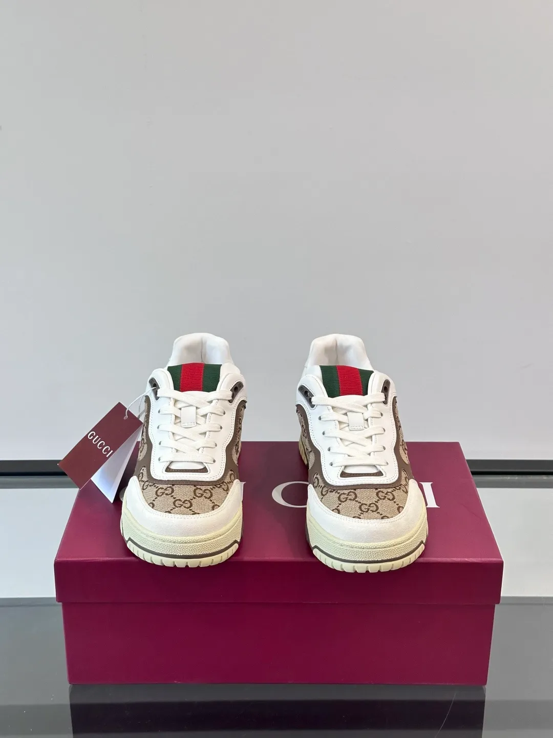 Men's Men's Shoes 💰480 [New Style] 🦨🦨Gucci 𝐆𝐮𝐜𝐜𝐢 𝐑𝐞-𝐖𝐞𝐛 As a sneaker created by Sabato De Sarno for Gucci, the Re-Web series reinterprets the brand's classic stripes, with bold and unique details to set off a modern silhouette design. These shoes are crafted from white leather. This new sneaker is ingeniously decorated with many of the brand's classic details, and is equipped with a bright red and green webbing tongue, which will make people fall in love at first sight. White leather has been specially treated to be soft and shiny, with an embossed grained texture. Script Gucci logo and Interlocking G web label with Interlocking G and script Gucci logo. Rubber outsole with Interlocking G detail eyelets. Web tongue. Size: Female 35-40 (Female 41, 42 customized). Male 38-44 (45, 46 customized)